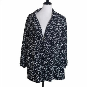 Avenue 26/28 black/white print 3/4 ruched sleeve seersucker 2‎ button blazer